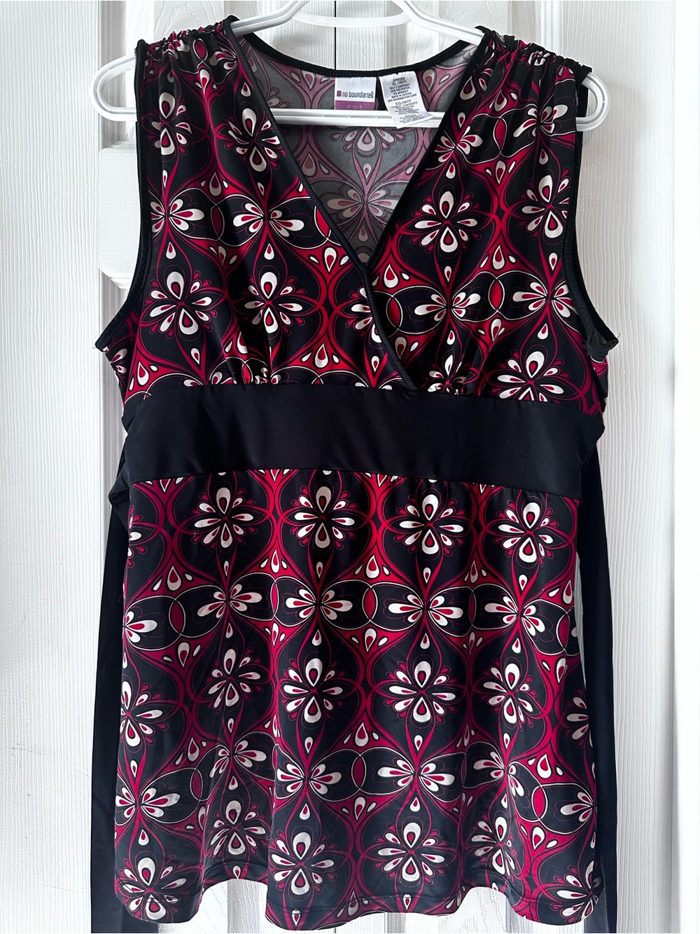 No Boundaries Black & Burgundy Patterned V-Neck Camisole
